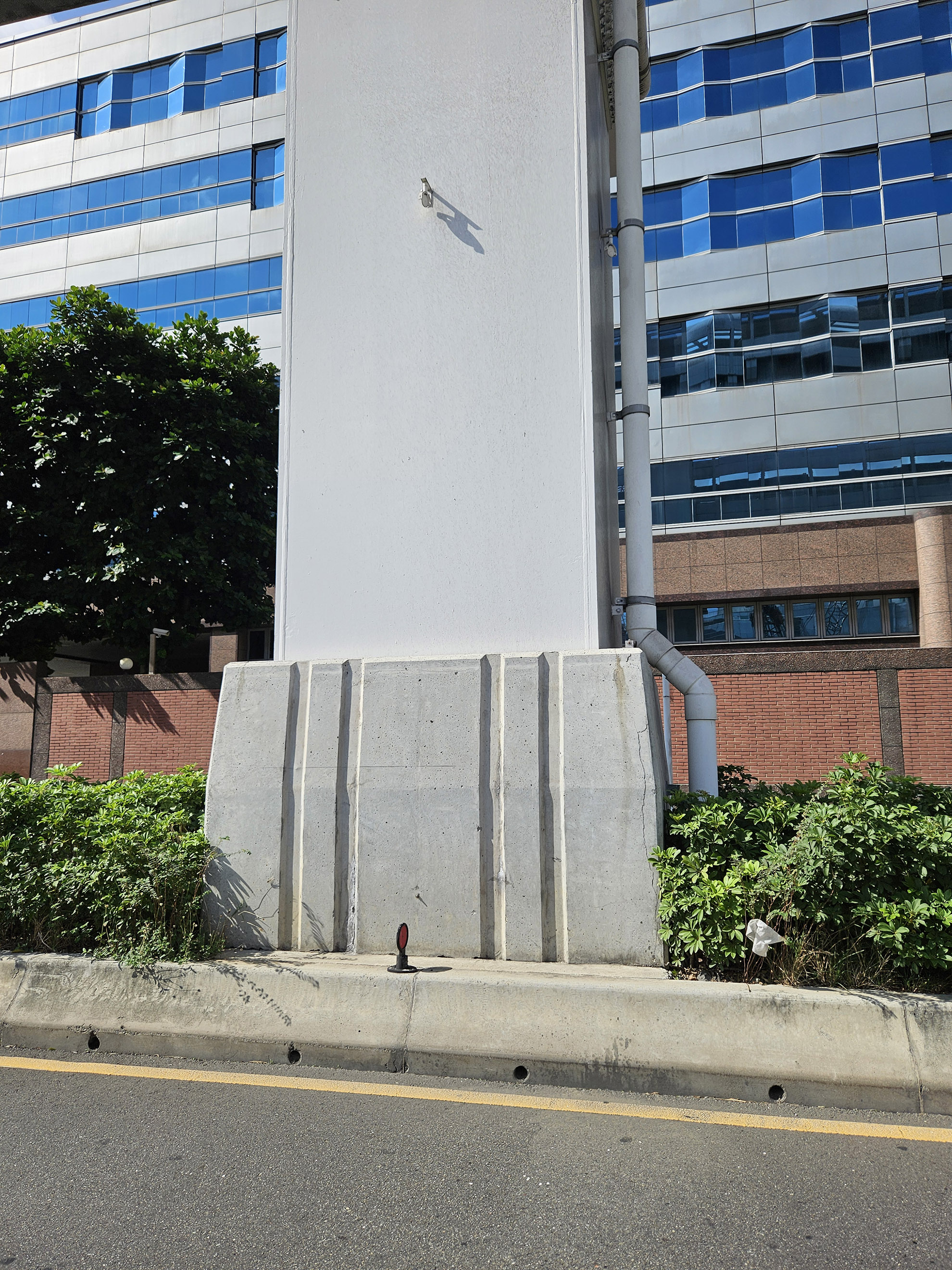 poteau de la ligne de métro Circular Line, c'est un poteau métaloque chemisé par du béton. Cette ligne était en partie fermée du fait de grands déplacement du tablier. À associé avec la photo 4 et 5. plusieurs poteaux présentaient les mêmes fissures.